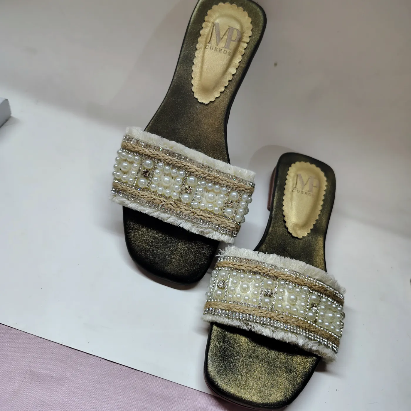 Sandalias playeras en perlas y pedrería 