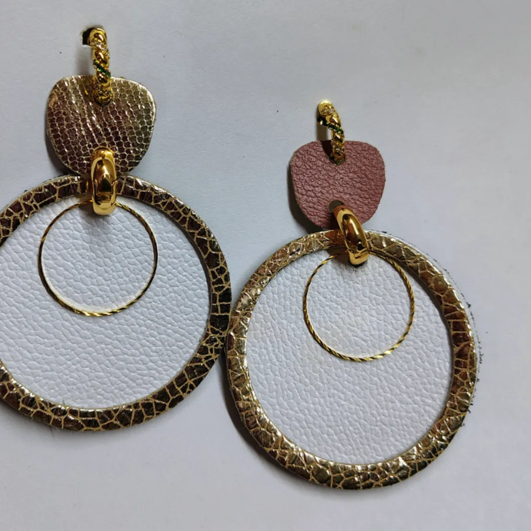 Aretes doble faz en Cuero